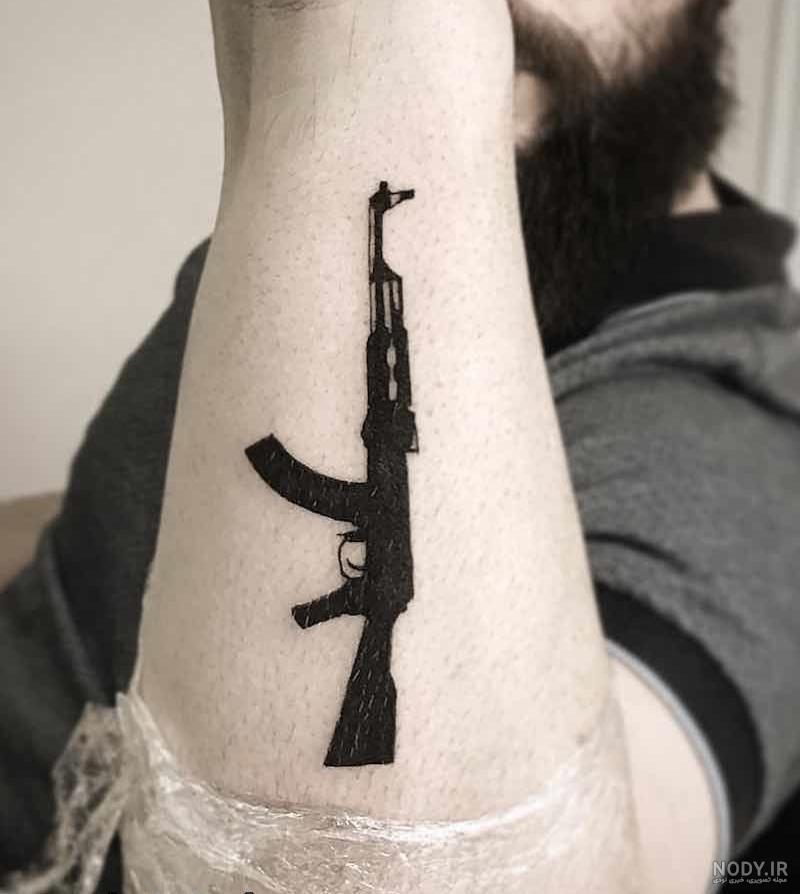 تاتو روی دست تفنگ تاتو روی دست تفنگ