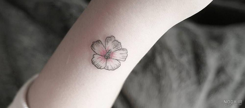 تاتو روی دست مردانه گل
