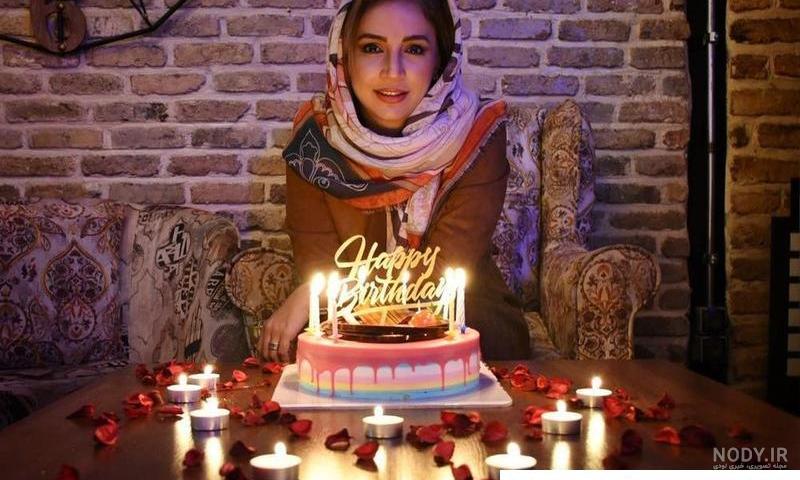 ژست عکاسی تولد در کافه