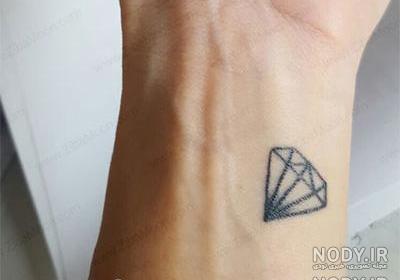 شیک تاتو روی انگشت شیک تاتو روی انگشت