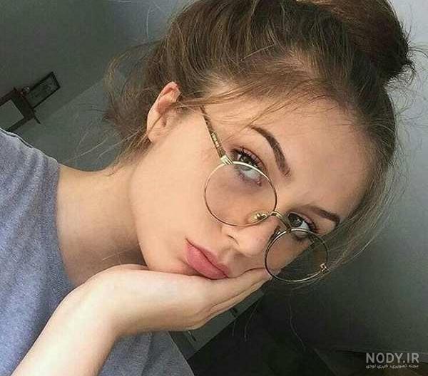 عکس دختر با عینک برای پروفایل