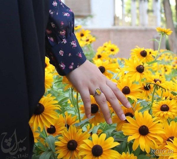 عکس دختر چادری گل به دست عکس دختر چادری گل به دست