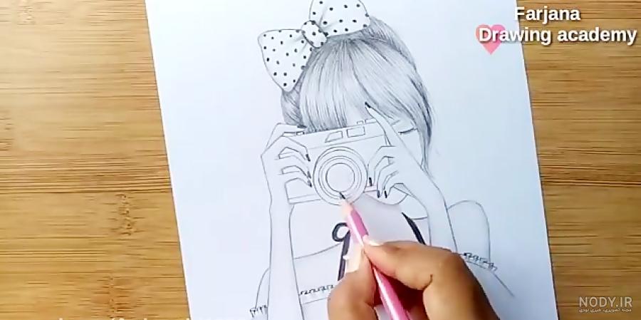 نقاشی دختر عکاسی