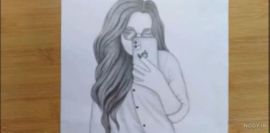 نقاشی سیاه قلم آیفون