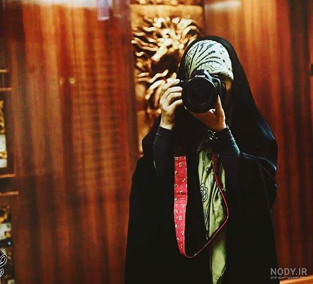 عکس دختر جلو اینه طبیعی با حجاب
