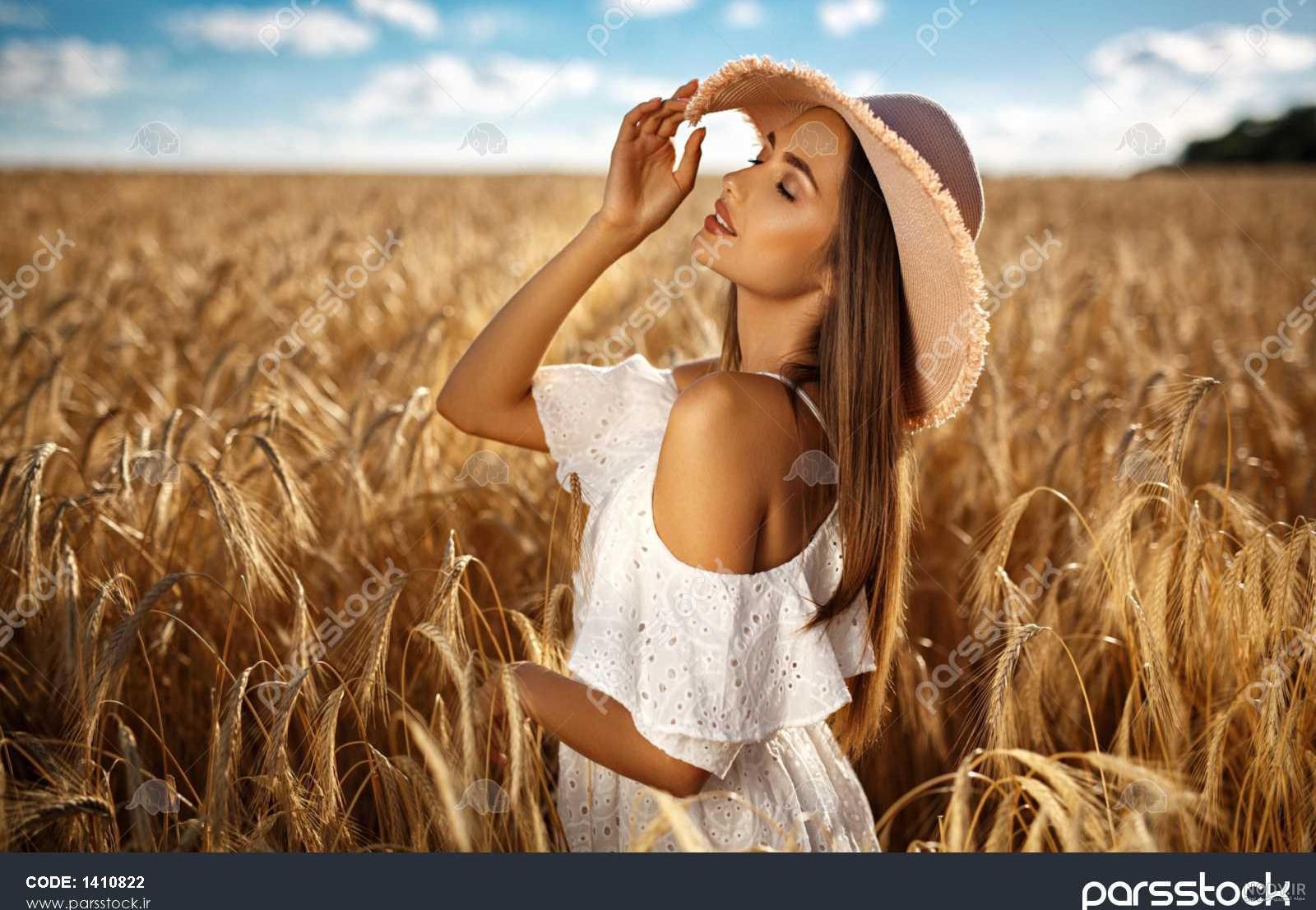 عکس دختر زیبا در مزرعه