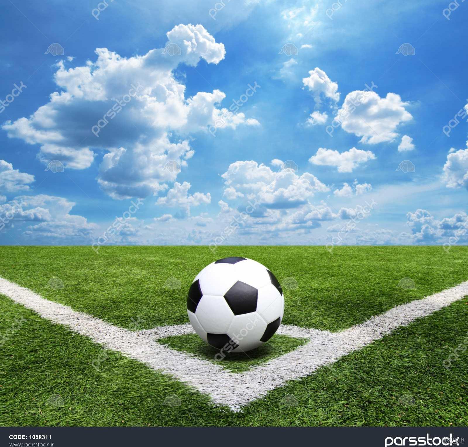 عکس فوتبالی در زمین چمن
