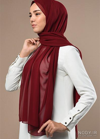 با شال قرمز