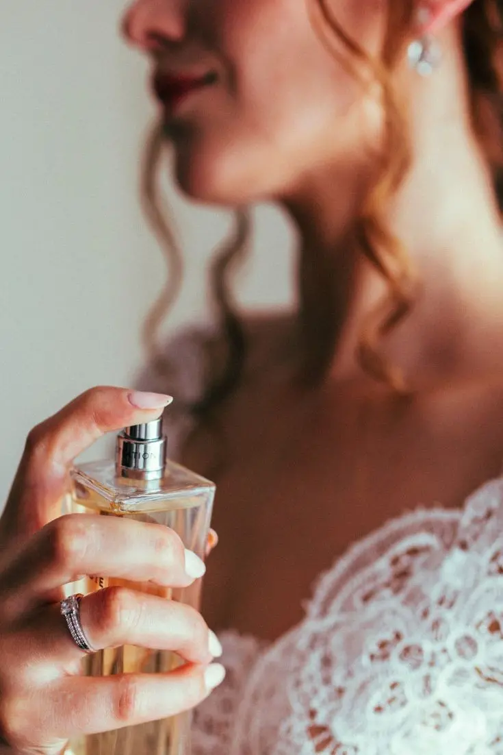 عکس در حال عطر زدن
