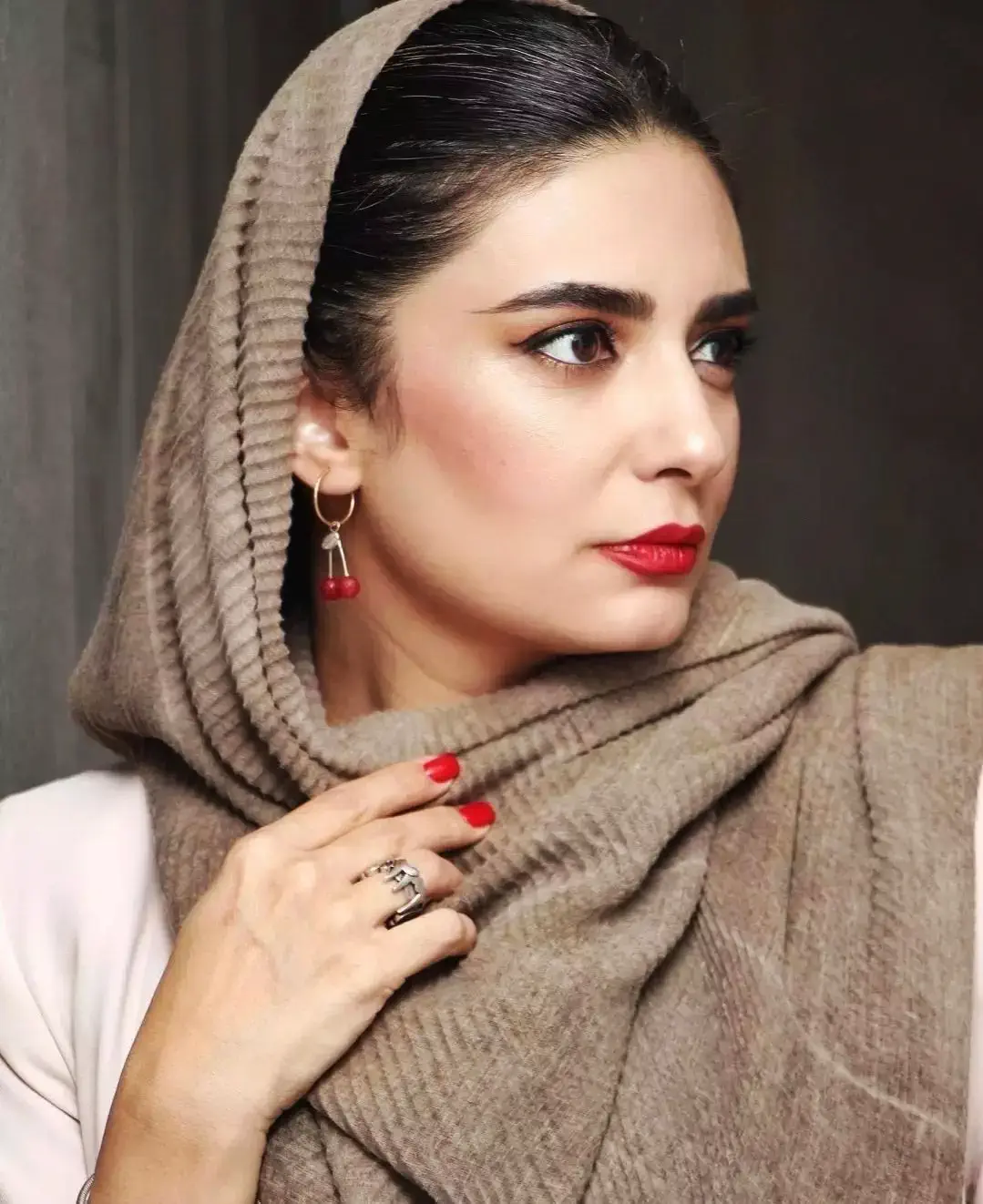 عکس مدل مو زیر شال دخترانه عکس مدل مو زیر شال دخترانه