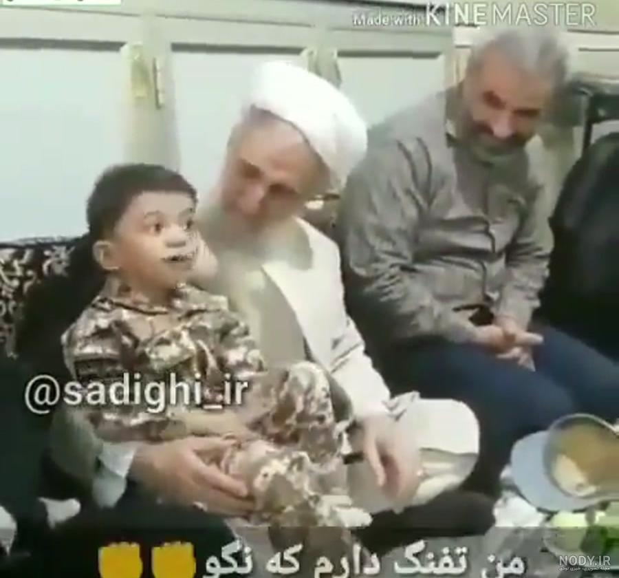 مشرق نیوز - عکس/ عاشقانه‌های فرزند شهید حججی با تابوت پدر
