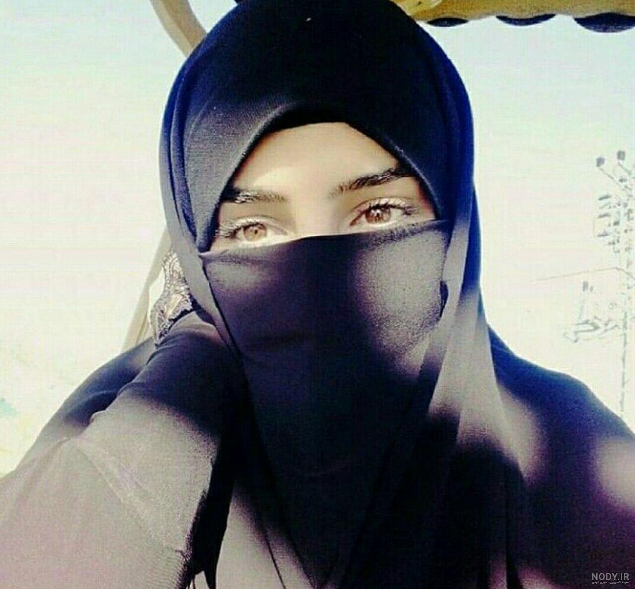 عکس: دختر محجبه با عینک آفتابی در دوره پهلوی دوم عکس: دختر محجبه با عینک آفتابی در دوره پهلوی دوم