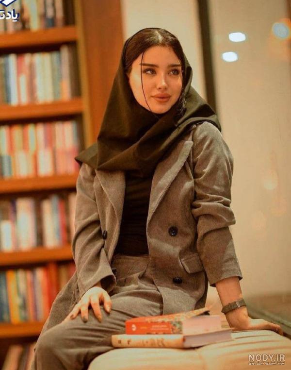 عکس:سلفی قالیباف در مدرسه دخترانه