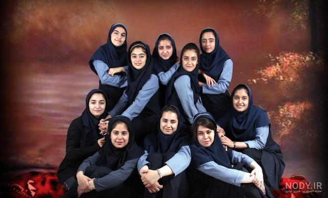 ژست عکس دوستانه دخترانه در مدرسه