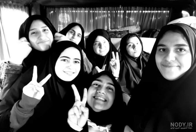 ژست عکس دوستانه دخترانه در مدرسه
