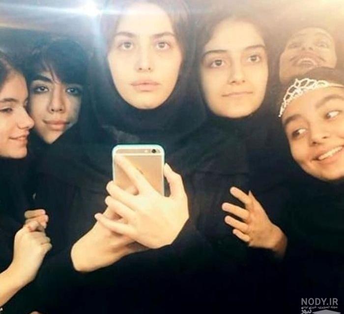 ژست عکس دوستانه دخترانه در مدرسه