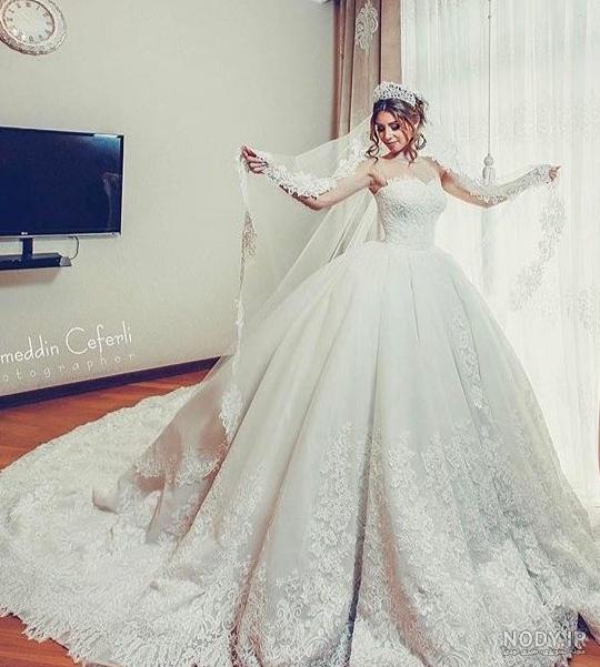 ژست عکس دختر بچه با لباس عروس