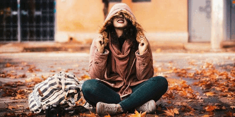 7 ایده عکاسی بدون چهره 🤳 جذاب‌تر و مرموزتر به نظر برسید!