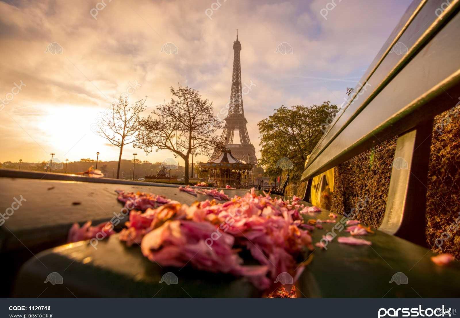 پاریس برج ایفل در یک روز روشن بهاری این تصویر رنگ آمیزی شده است ...
