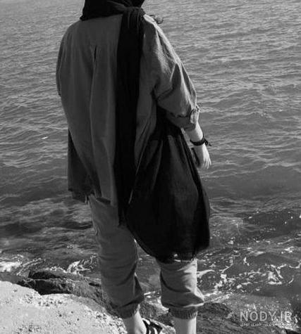 عکس دختر کنار دریا از پشت سر