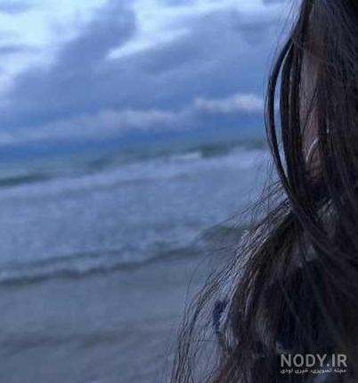عکس دختر کنار دریا از پشت سر