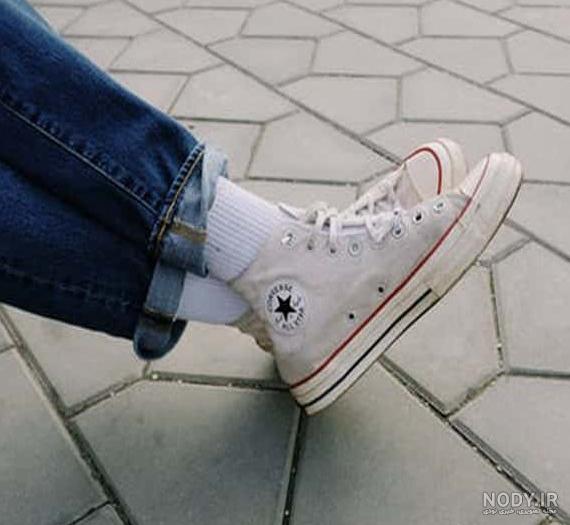 عکس پای دختر با کفش اسپرت برای پروفایل