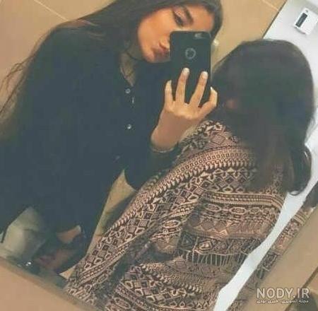 عکس دختر جلو اینه با گوشی