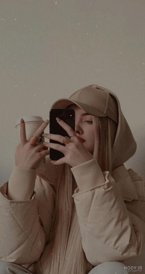 فیک عکس دختر با گوشی آیفون جلوی آینه