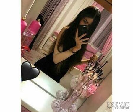 فیک عکس دختر با گوشی آیفون جلوی آینه