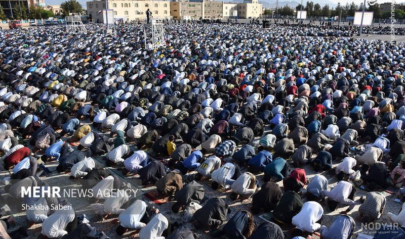 اقامه نماز عید فطر به امامت رهبر انقلاب (عکس) اقامه نماز عید فطر به امامت رهبر انقلاب (عکس)
