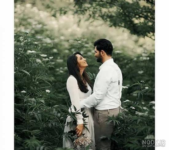 ژست عکس سالگرد ازدواج با کیک در طبیعت