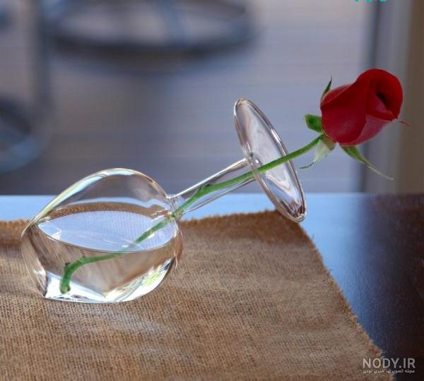  تصویر زمینه گل با گلدان شیشه ای