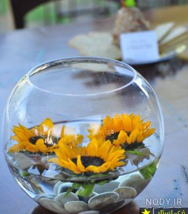 تصویر زمینه گل با گلدان شیشه ای