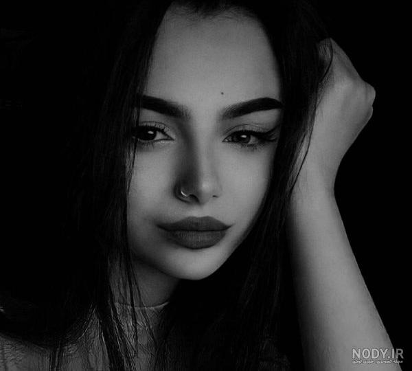 عکس دخترونه سیاه و سفید غمگین