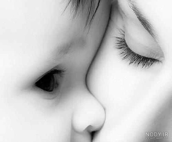 ژست دونفره عکس نوزاد با مادر در منزل - مجله چند ماهمه