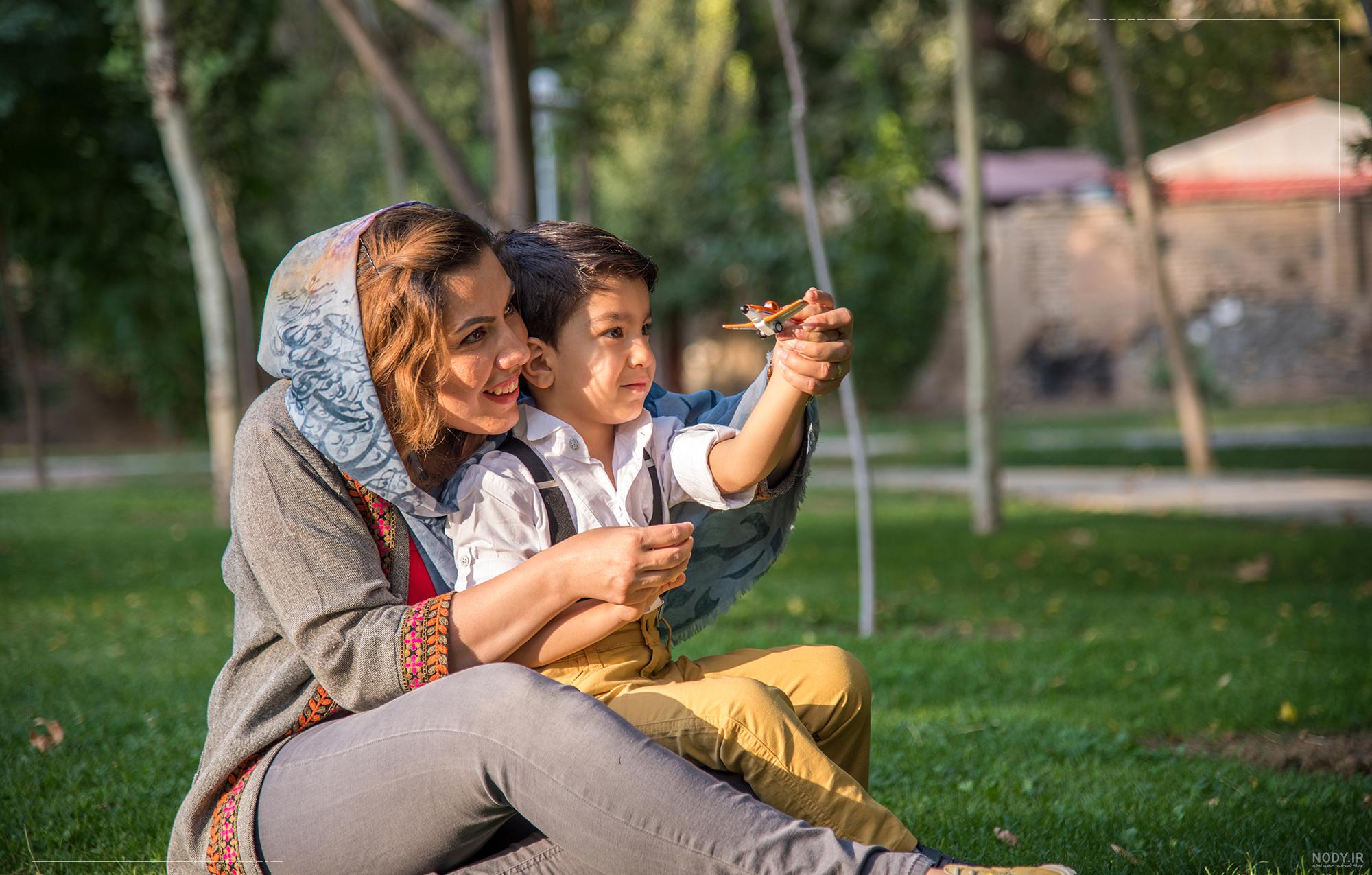 ژست عکس تولد کودک در پارک