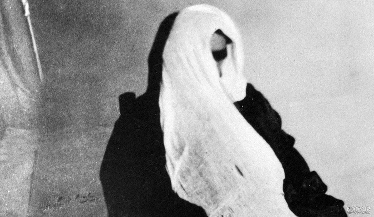 دانلود والپیپر جادوگر در حال ورد خواندن از روی کتاب دانلود والپیپر جادوگر در حال ورد خواندن از روی کتاب
