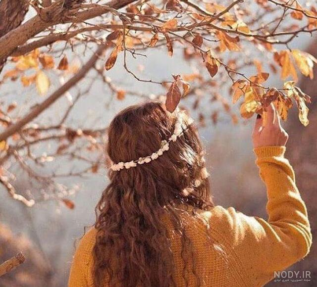 عکس دخترونه خفن با تاج و نگاه کردن به دوردست😎 - عکس ویسگون