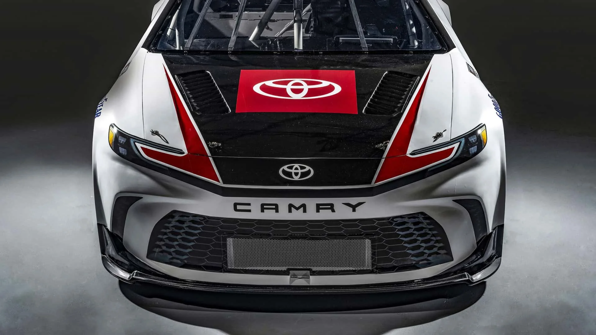 ماشین مسابقه ای تویوتا کمری برای مسابقات NASCAR Cup!! + (عکس)