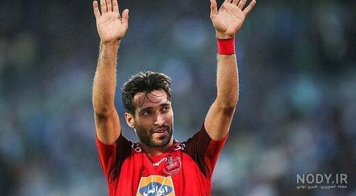 عکس مهدی قائدی با پرچم پرسپولیس ۱۴۰۰ - عکس نودی