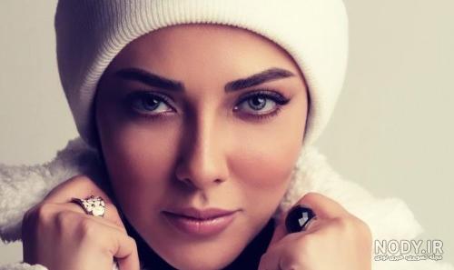 لیلا اوتادی با کلاه کپ در کافی شاپ