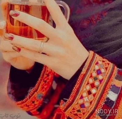 عکس دست دختر بلوچ با گوشی ایفون