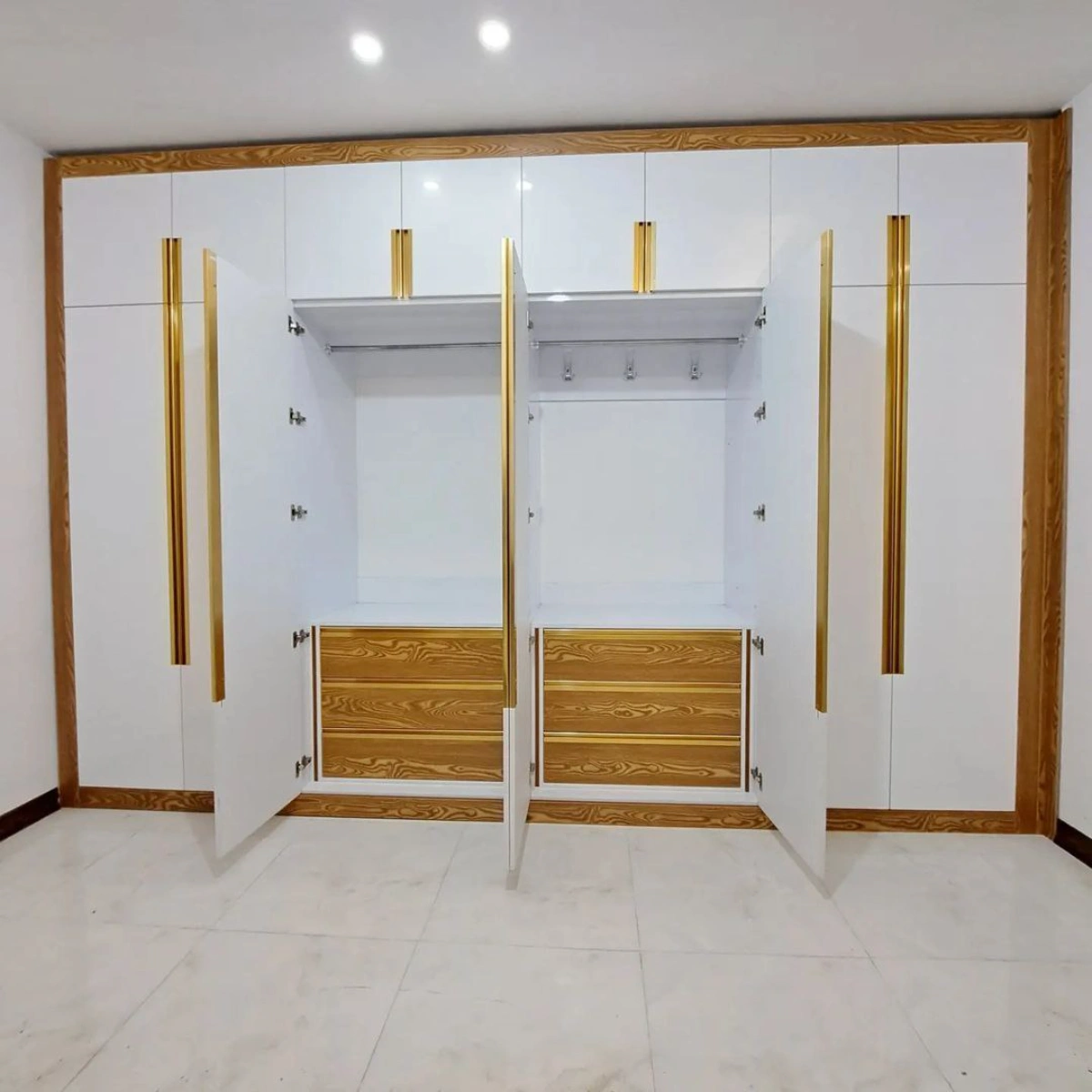 کمد دیواری سفید طلایی لوکس ممبران کلاسیک - اجرا توسط تیم نوین کابین