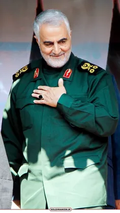عکس با کیفیت حاج قاسم با لباس خادمی عکس با کیفیت حاج قاسم با لباس خادمی