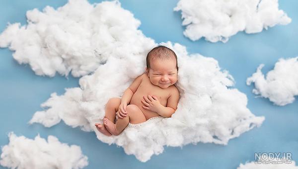 عکس یک ماهگی نوزاد با گل