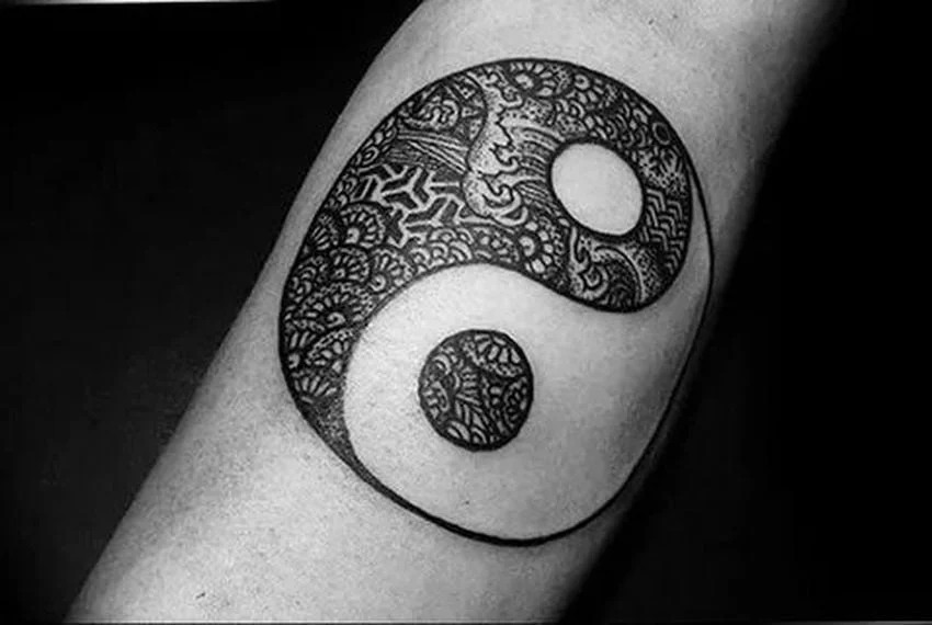 طرح تاتو روی ساعد دست ساده مردانه - عکس نودی