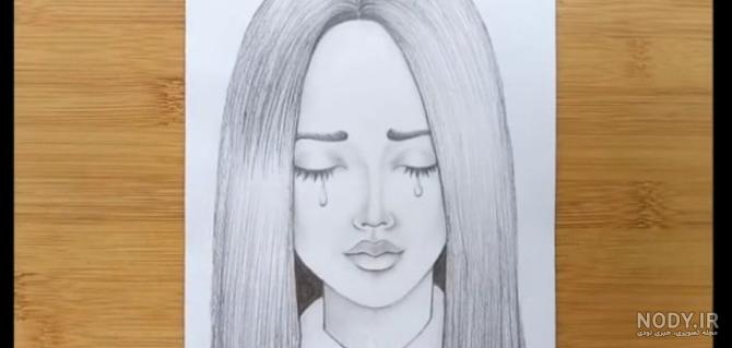 عکس دختر نقاشی با مداد سیاه