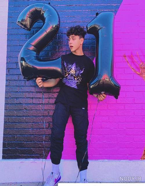 ژست عکس تولد در طبیعت با کیک پسرانه