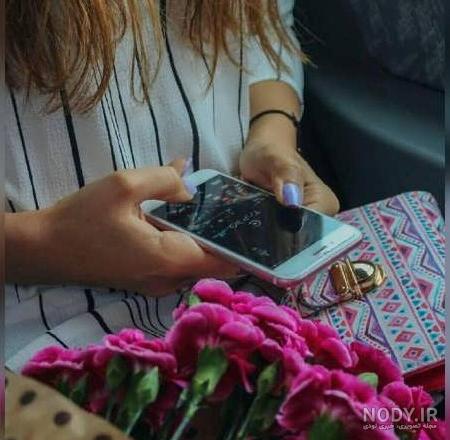 دست در حال نشان دادن یک گوشی هوشمند | بُرچین – تصاویر دوربری شده ...