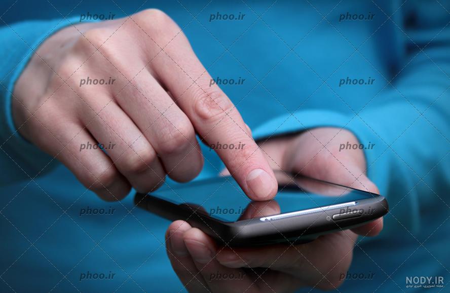 گوشی هوشمند دقیق دقیق واقع در دست زن تصویر برداری 1436407